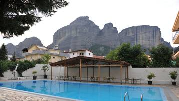 Alberca al aire libre por temporada y sombrillas en la alberca