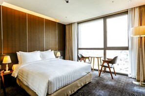 Zimmersafe, individuell eingerichtet, Schreibtisch