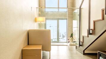 Caja de seguridad en la habitación, muebles diferentes y escritorio