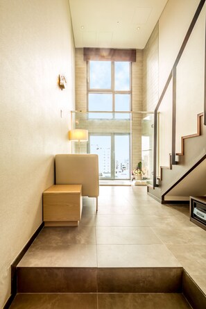 客房内保险箱、特色家居、办公桌、笔记本电脑工作区