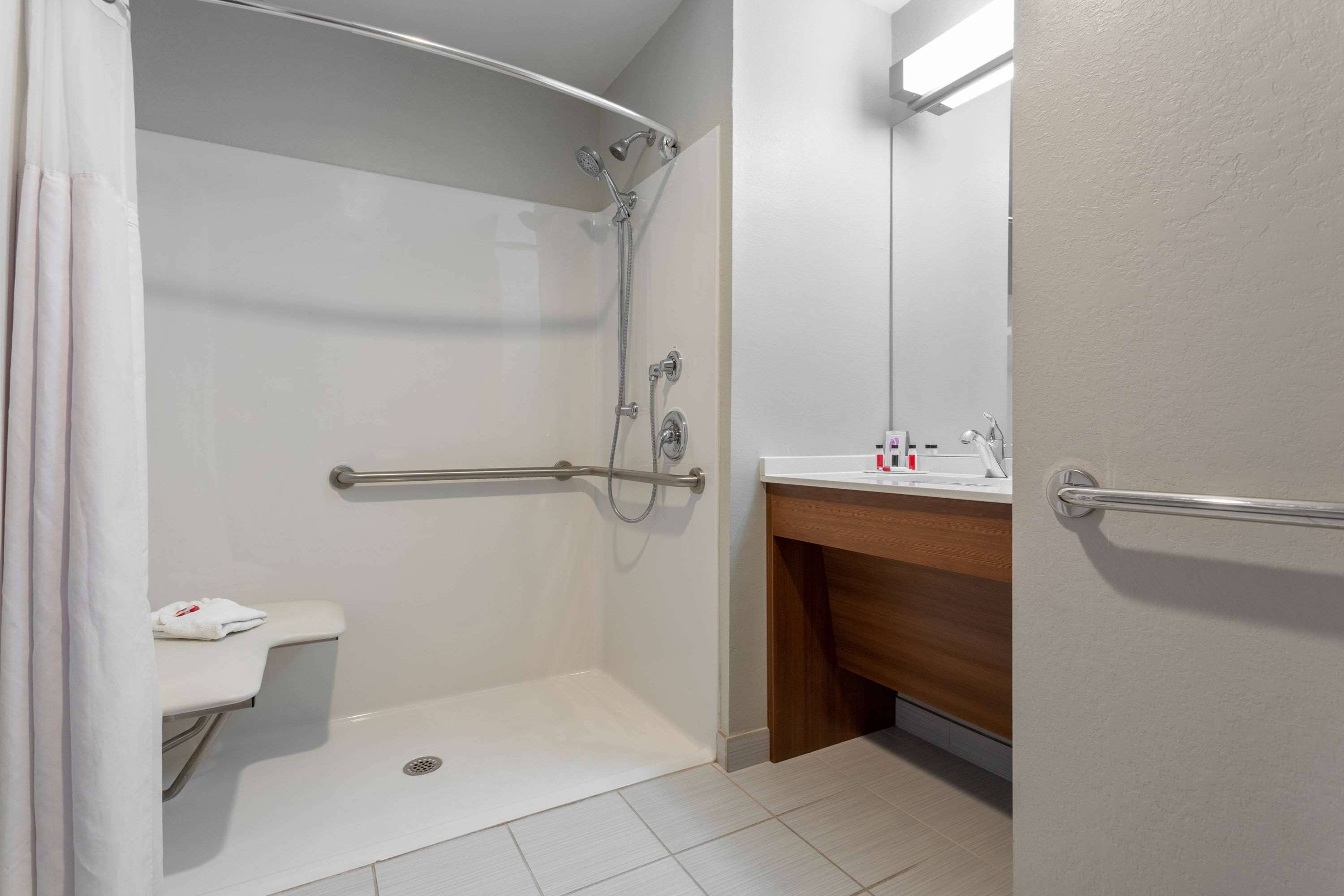 Un baño con ducha, inodoro y lavamanos.