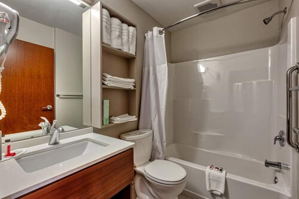 room, 2 queen beds, non smoking | bathroom | free toiletries, hair dryer, towels
