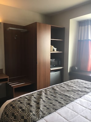 Habitación Deluxe, 1 cama Queen size, para no fumadores, hidromasaje | Escritorio, cortinas blackout, insonorización y cunas gratuitas