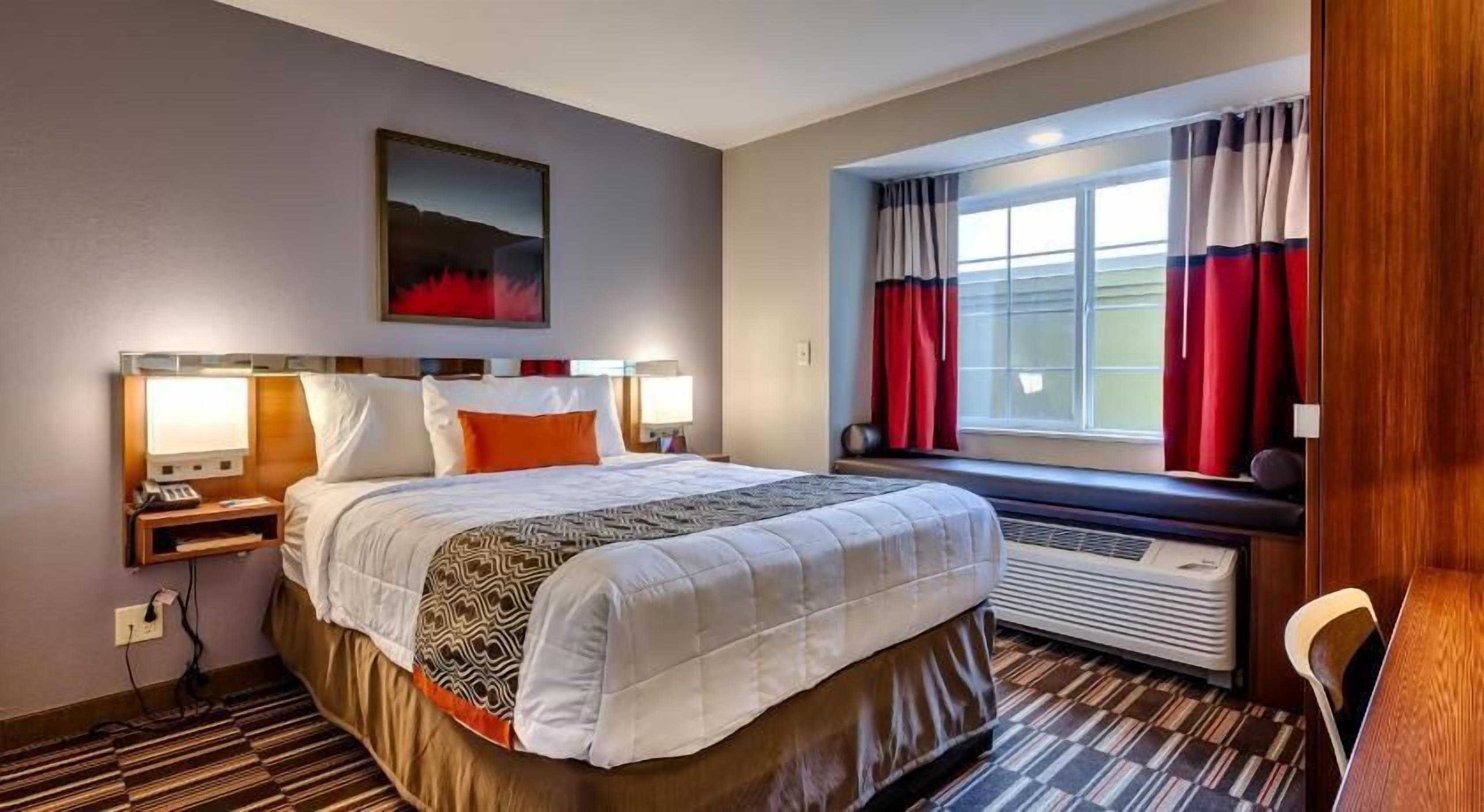 Escritorio, cortinas opacas, sistema de insonorización y cunas gratuitas