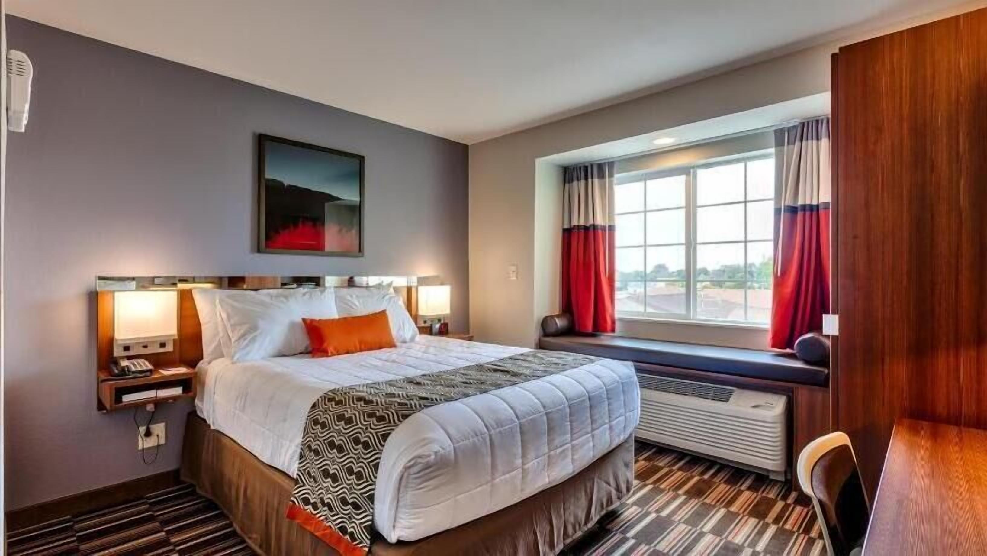 Escritorio, cortinas opacas, sistema de insonorización y cunas gratuitas