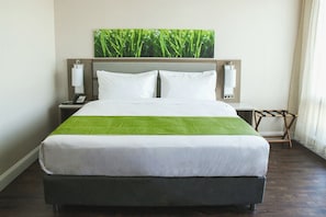 Camas con pillow-top, escritorio y tabla de planchar con plancha 