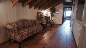 Cottage Familial, 6 chambres | Coin séjour | Télévision à écran plat