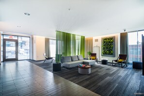 Lobby sitting area - Furnished Suites in South Loop Chicago (Chicago)