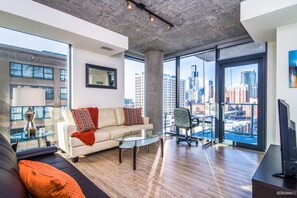 Flat-screen TV, Netflix, streaming services - Furnished Suites in South Loop Chicago (Chicago)