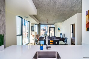 Fridge, microwave, oven, stovetop - Furnished Suites in South Loop Chicago (Chicago)