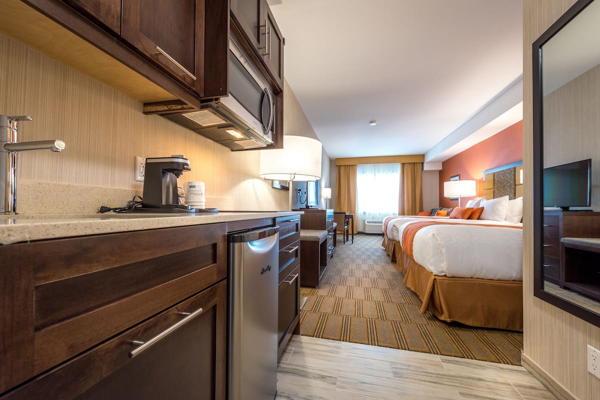 fridge, microwave, coffee/tea maker, electric kettle