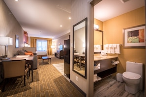 Executive Room, 1 King Bed, Non Smoking, Kitchenette | Bathroom