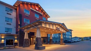 A hotel with a modern design, featuring a prominent entrance with a covered walkway and a sign indicating it is a Best Western Plus property. - Best Western Plus Chateau Fort St. John (Fort St. John)