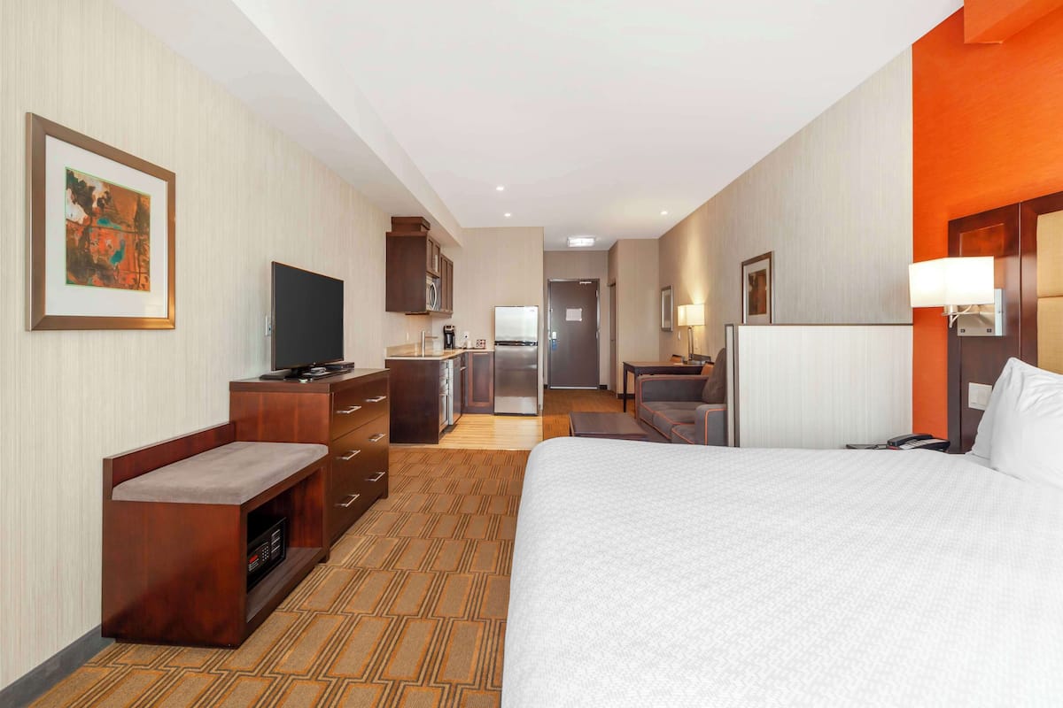 Suite, Multiple Beds, Non Smoking, Kitchenette | 1 bedroom, pillowtop beds, in-room safe, desk