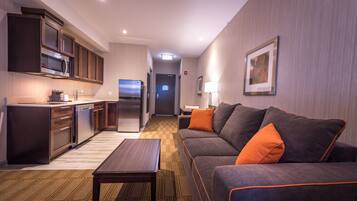 Pillowtop beds, in-room safe, desk, blackout drapes