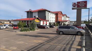A parking lot with a Denny's restaurant and a Best Western Plus sign.