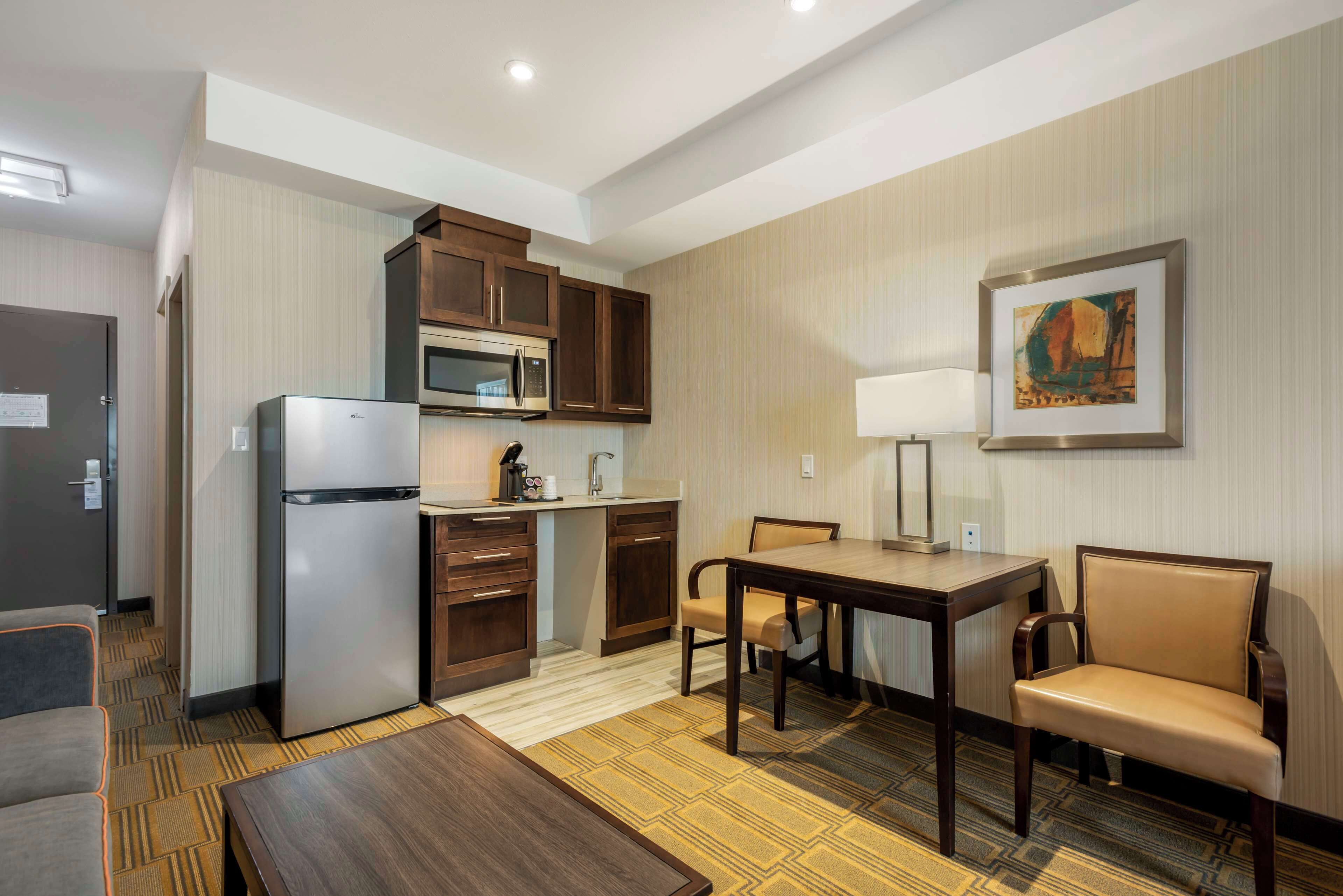 executive room, 1 king bed, non smoking, kitchenette | pillow-top beds, in-room safe, desk, blackout curtains