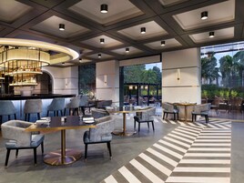2 restaurantes; se sirve desayuno, almuerzo, cena y brunch