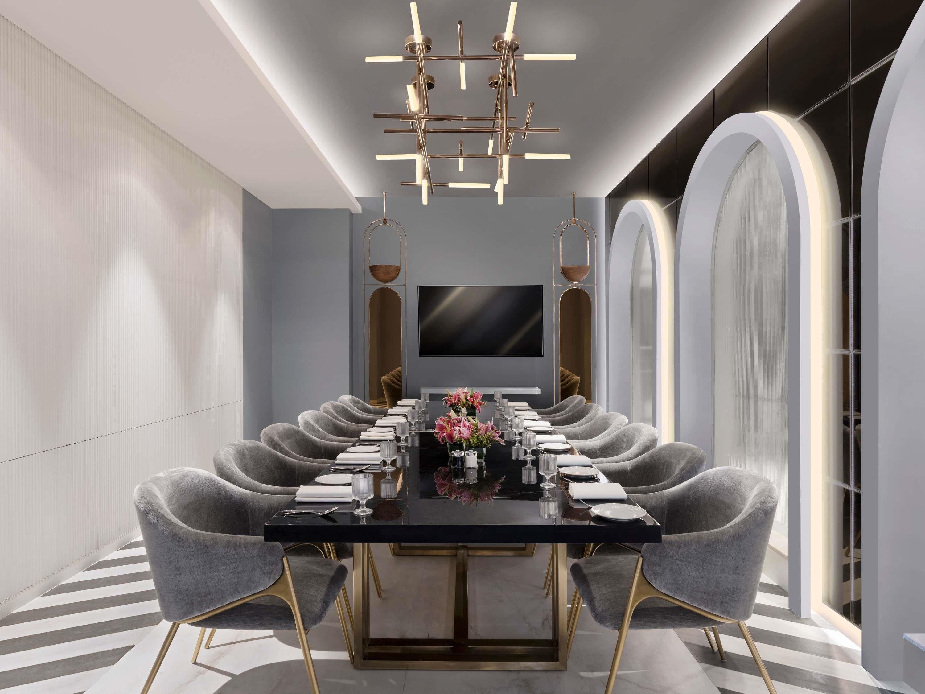 2 من المطاعم، تقديم الإفطار، خيارت الطبخ المحلي والعالمي