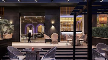 Hi ha 2 restaurants amb plats de cuina local i internacional