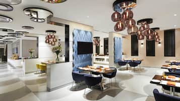 2 restaurantes; se sirven desayunos y cocina local e internacional