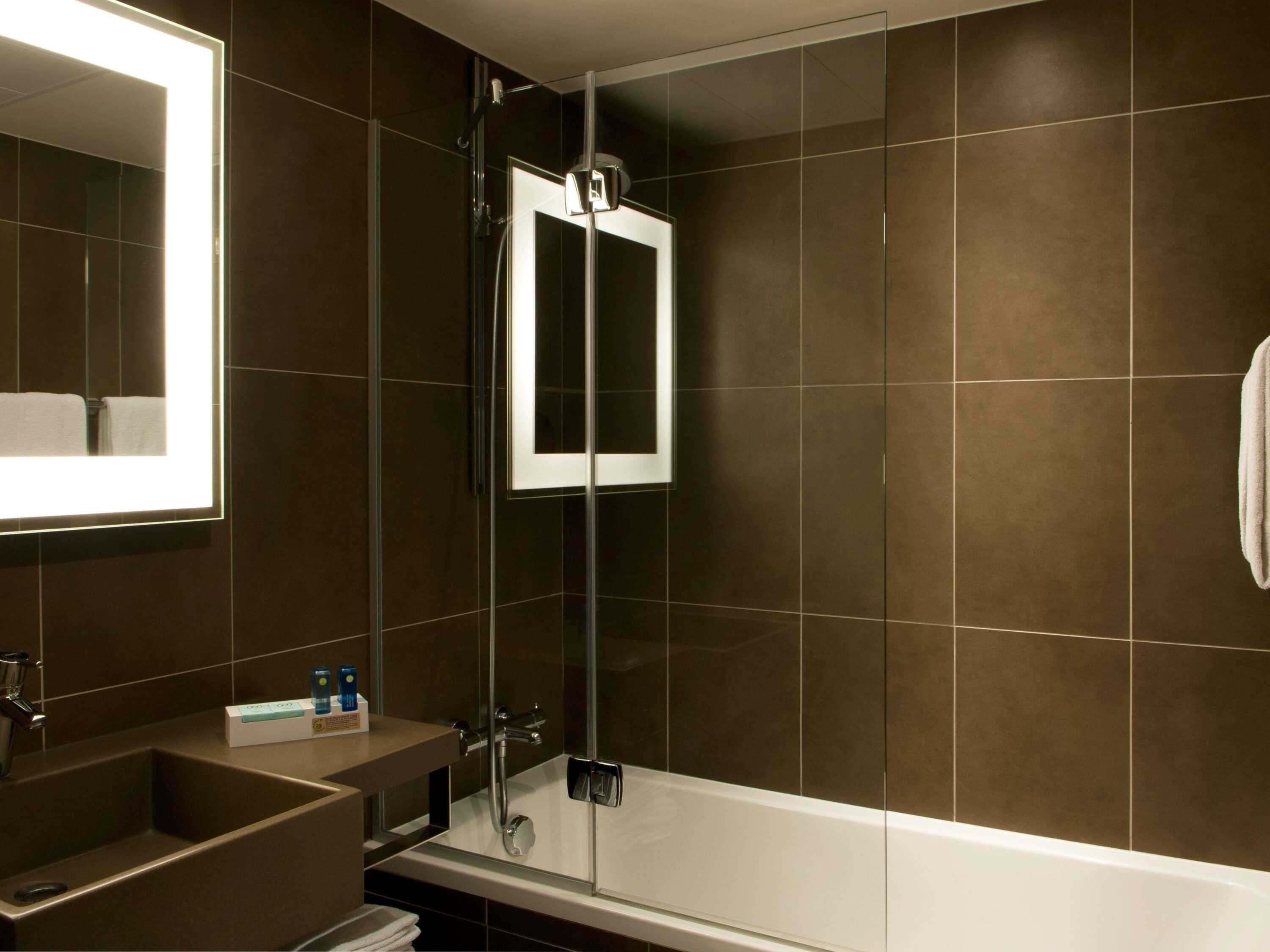Habitación ejecutiva, 2 camas individuales, vista a la ciudad (Complimentary Cocktail Hours) | Caja de seguridad en la habitación y escritorio 