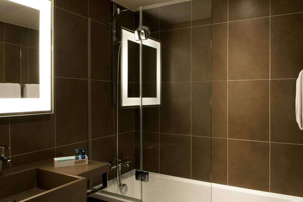 Habitación ejecutiva, 2 camas individuales, vista a la ciudad (Complimentary Cocktail Hours) | Caja de seguridad en la habitación y escritorio