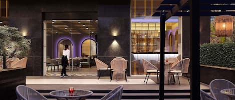2 restaurants, breakfast, lunch served; local and international cuisine
