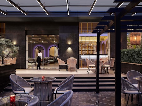 2 restaurantes; se sirven desayunos y cocina local e internacional