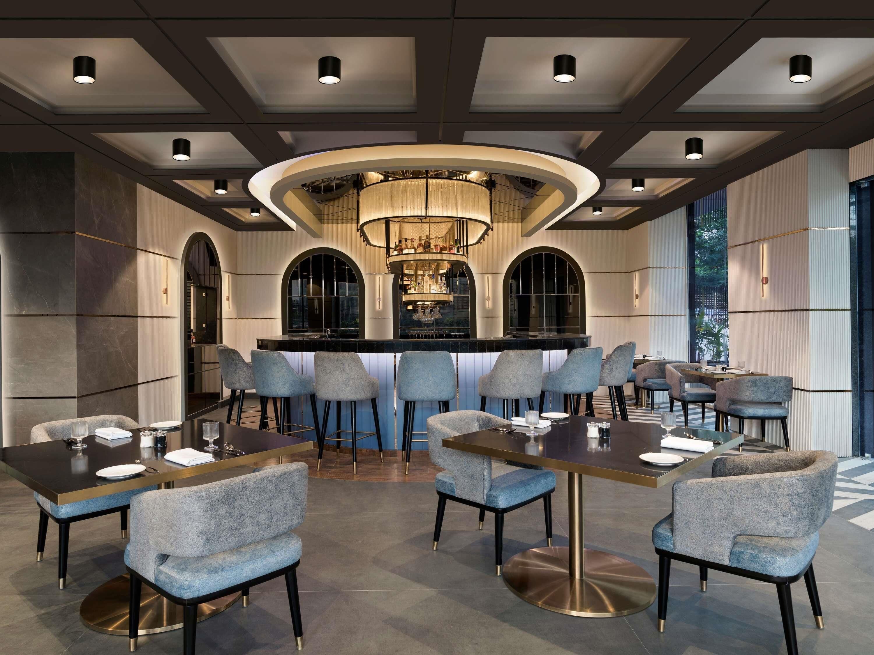 2 restaurants; breakfast, lunch, dinner and brunch served 