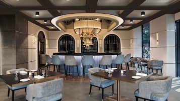 2 restaurants; breakfast, lunch, dinner and brunch served