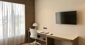 Executive Room, 1 King Bed | Room amenity