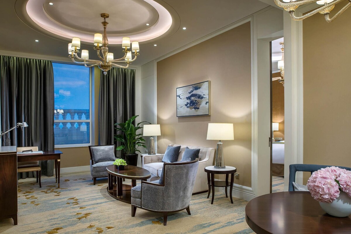 Club Suite, 1 King Bed, Club Lounge Access (Prestige) | 1 bedroom, premium bedding, down comforters, Select Comfort beds