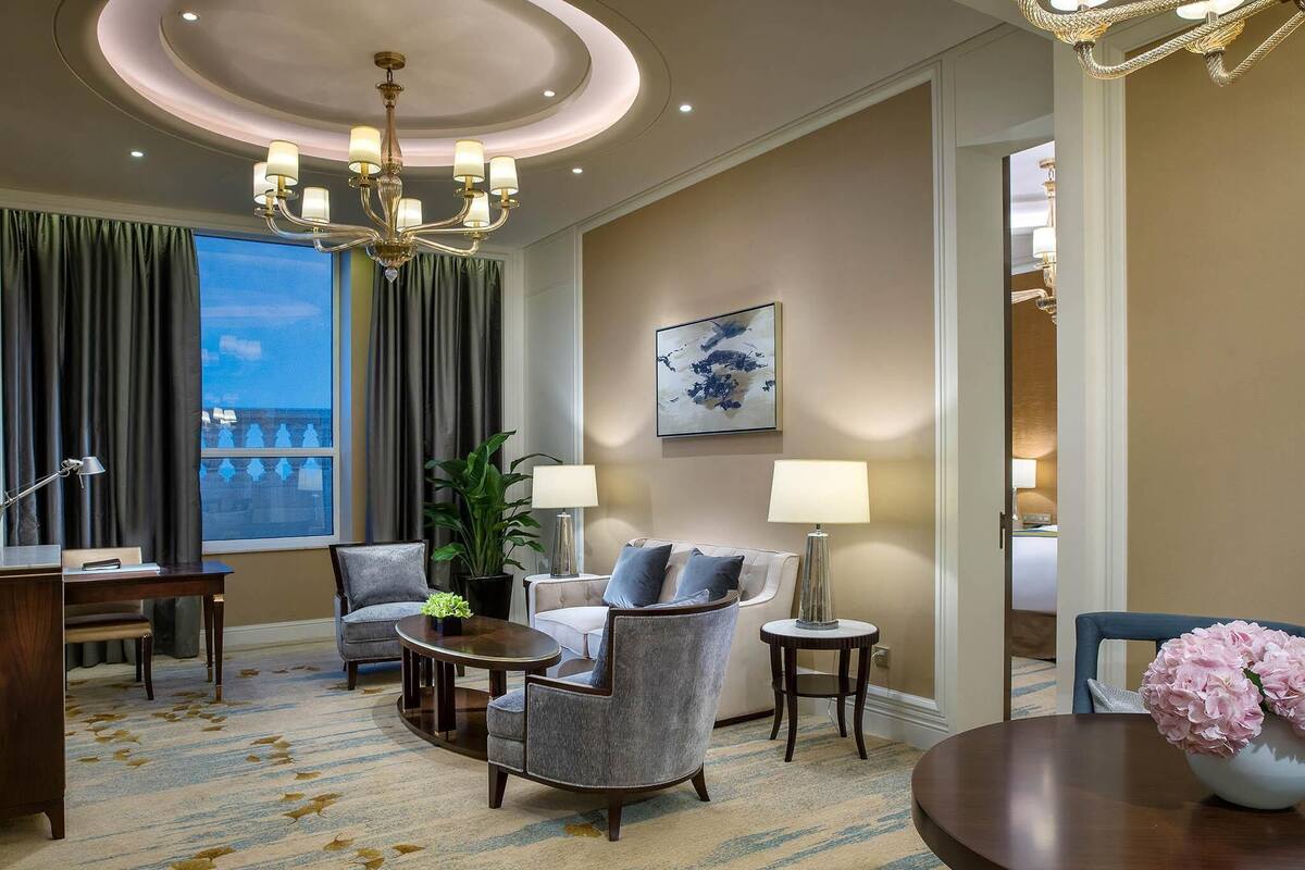 Club Suite, 1 King Bed, Club Lounge Access (Prestige) | 1 bedroom, premium bedding, down comforters, Select Comfort beds