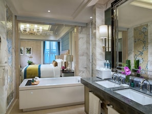 Club Suite, 1 King Bed, Club Lounge Access (Prestige) | 1 bedroom, premium bedding, down comforters, Select Comfort beds