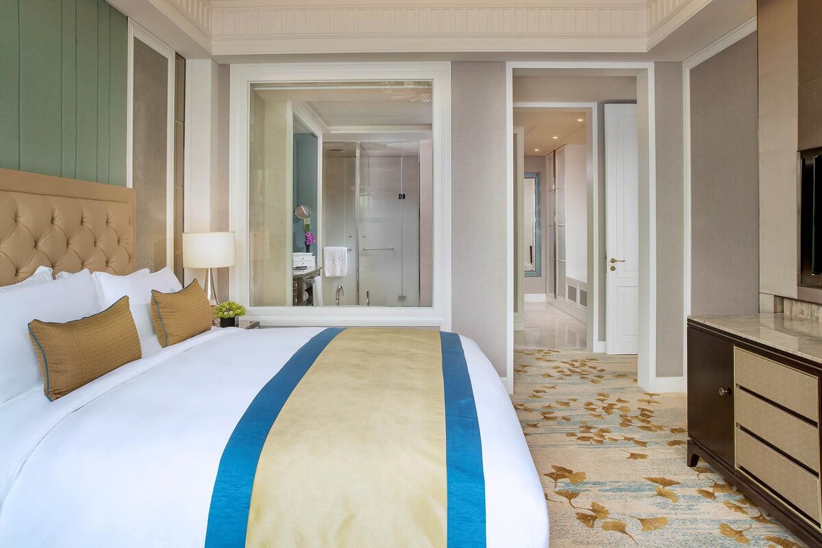 Superior Room, 1 King Bed, Club Lounge Access | 1 bedroom, premium bedding, down comforters, Select Comfort beds