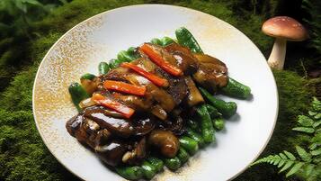 Un plato de verduras salteadas sobre una superficie cubierta de musgo.