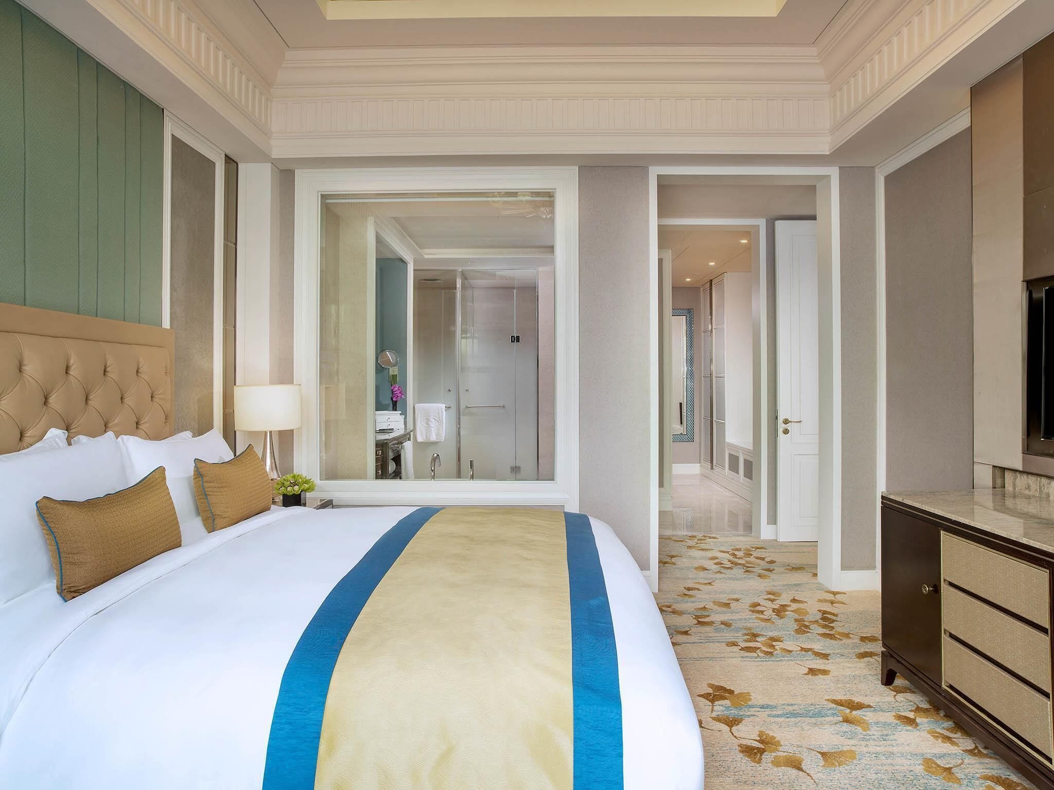 Superior Room, 1 King Bed, Club Lounge Access | 1 bedroom, premium bedding, down comforters, Select Comfort beds