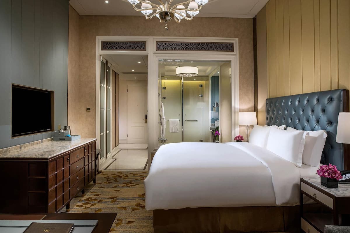 Luxury Room, 1 King Bed | 1 bedroom, premium bedding, down comforters, Select Comfort beds