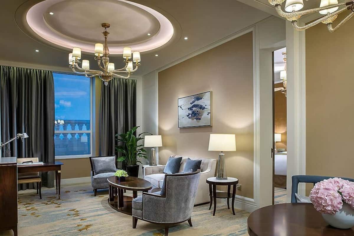 Club Suite, 1 King Bed, Club Lounge Access (Prestige) | 1 bedroom, premium bedding, down comforters, Select Comfort beds