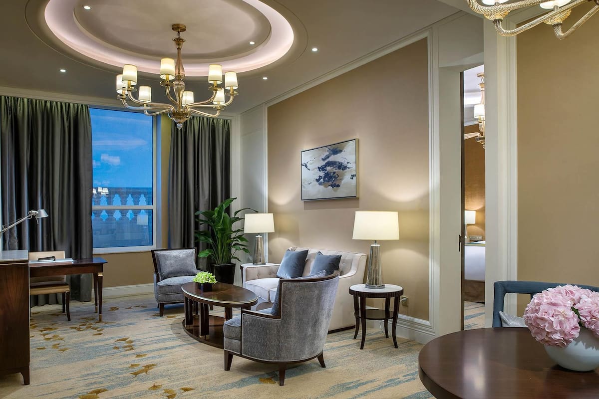 Suite Club, 1 trÚs grand lit, accÚs au bar-salon (Prestige) | 1 chambre, literie de qualité, couette en duvet