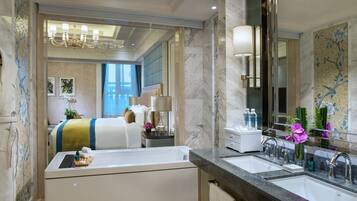 Club Suite, 1 King Bed, Club Lounge Access (Prestige) | 1 bedroom, premium bedding, down comforters, Select Comfort beds