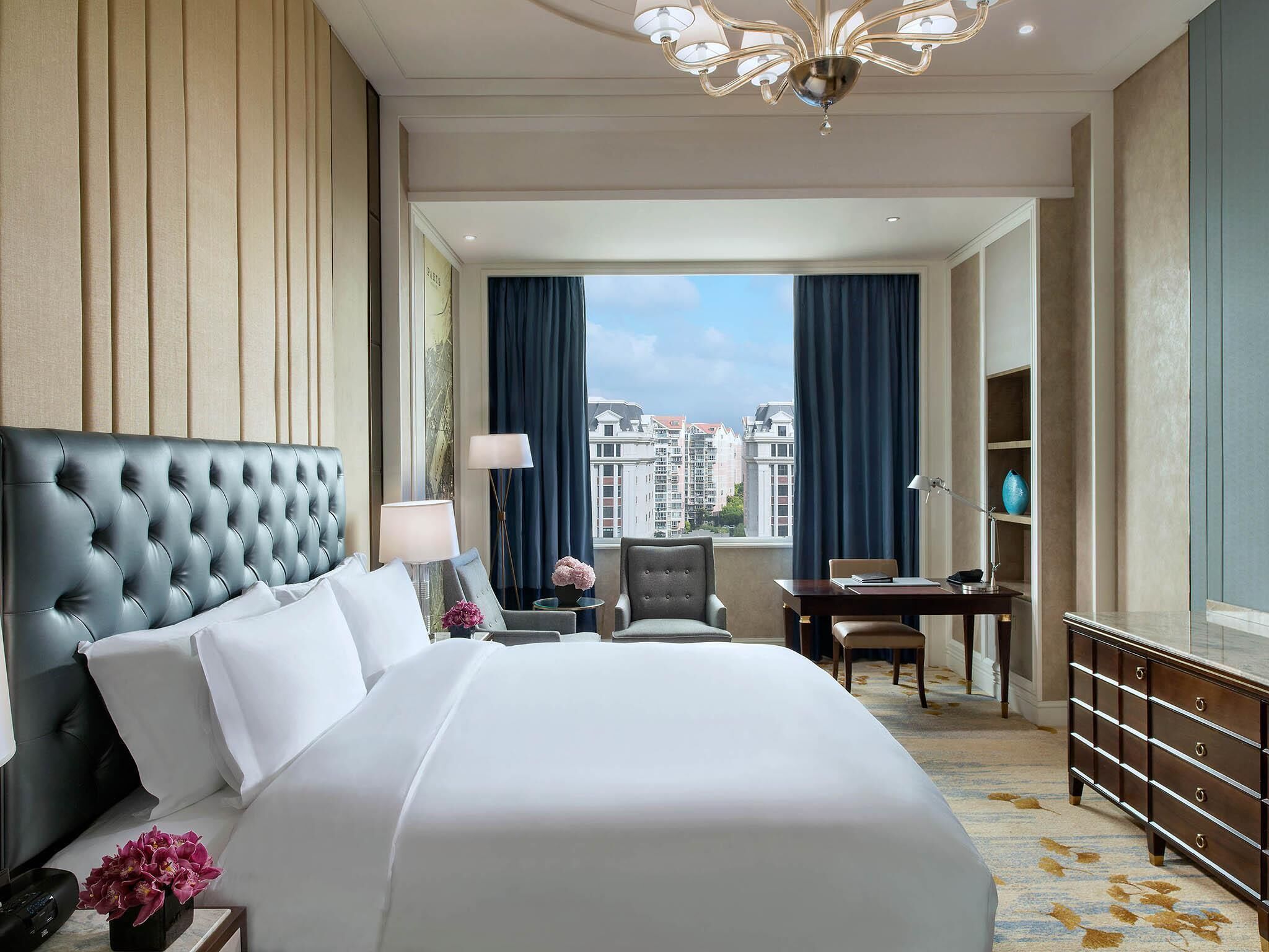 Superior Room, 1 King Bed | 1 bedroom, premium bedding, down comforters, Select Comfort beds