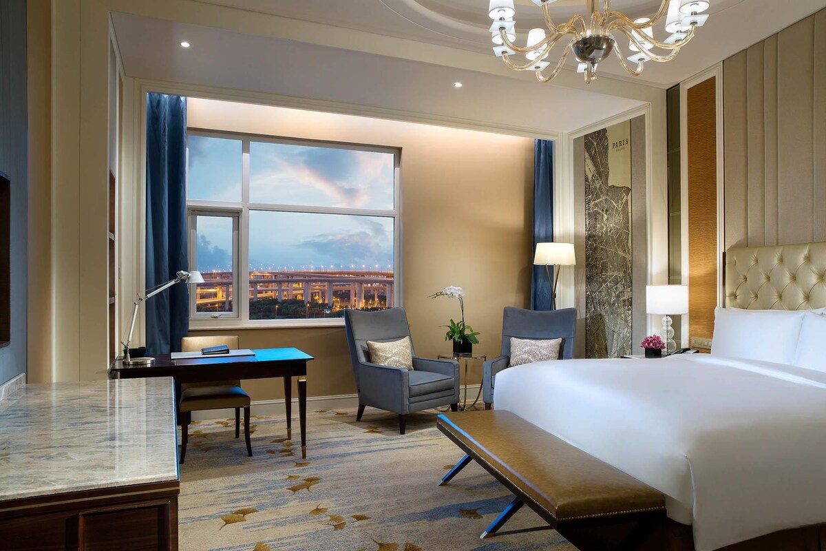 Junior Suite, 1 King Bed | 1 bedroom, premium bedding, down comforters, Select Comfort beds