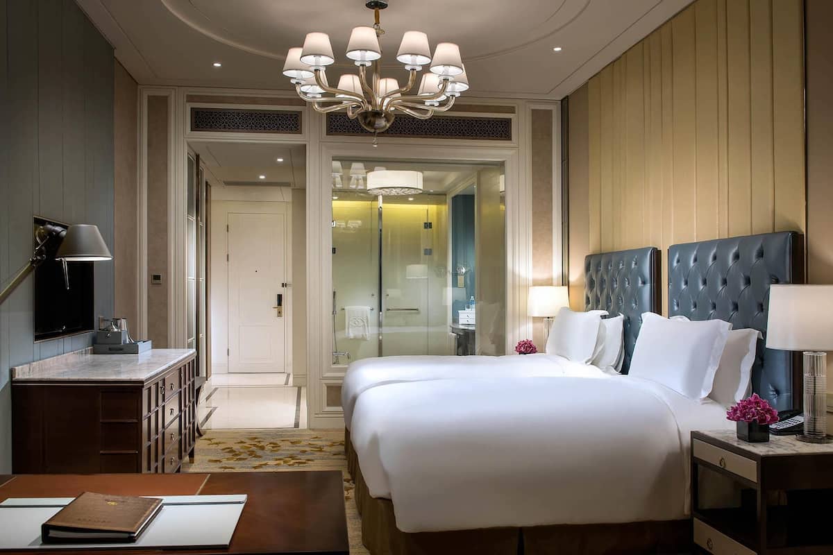 Lyxrum - 2 enkelsängar | 1 sovrum, sängtillbehör av högsta kvalitet och duntäcken