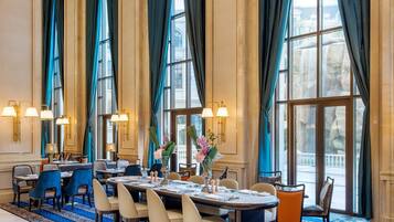 3 間餐廳;供應午餐、晚餐;日本菜