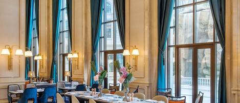 3 restaurants servant le déjeuner et le dîner, plats Cuisine japonaise