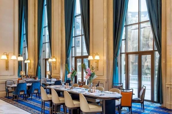 3 restaurantes; se sirven almuerzos, cenas y cocina japonesa