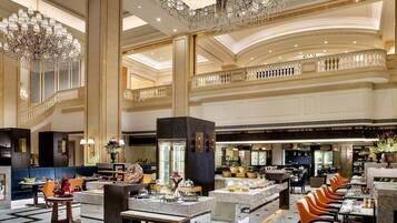 3 restaurants; lunch and dinner served