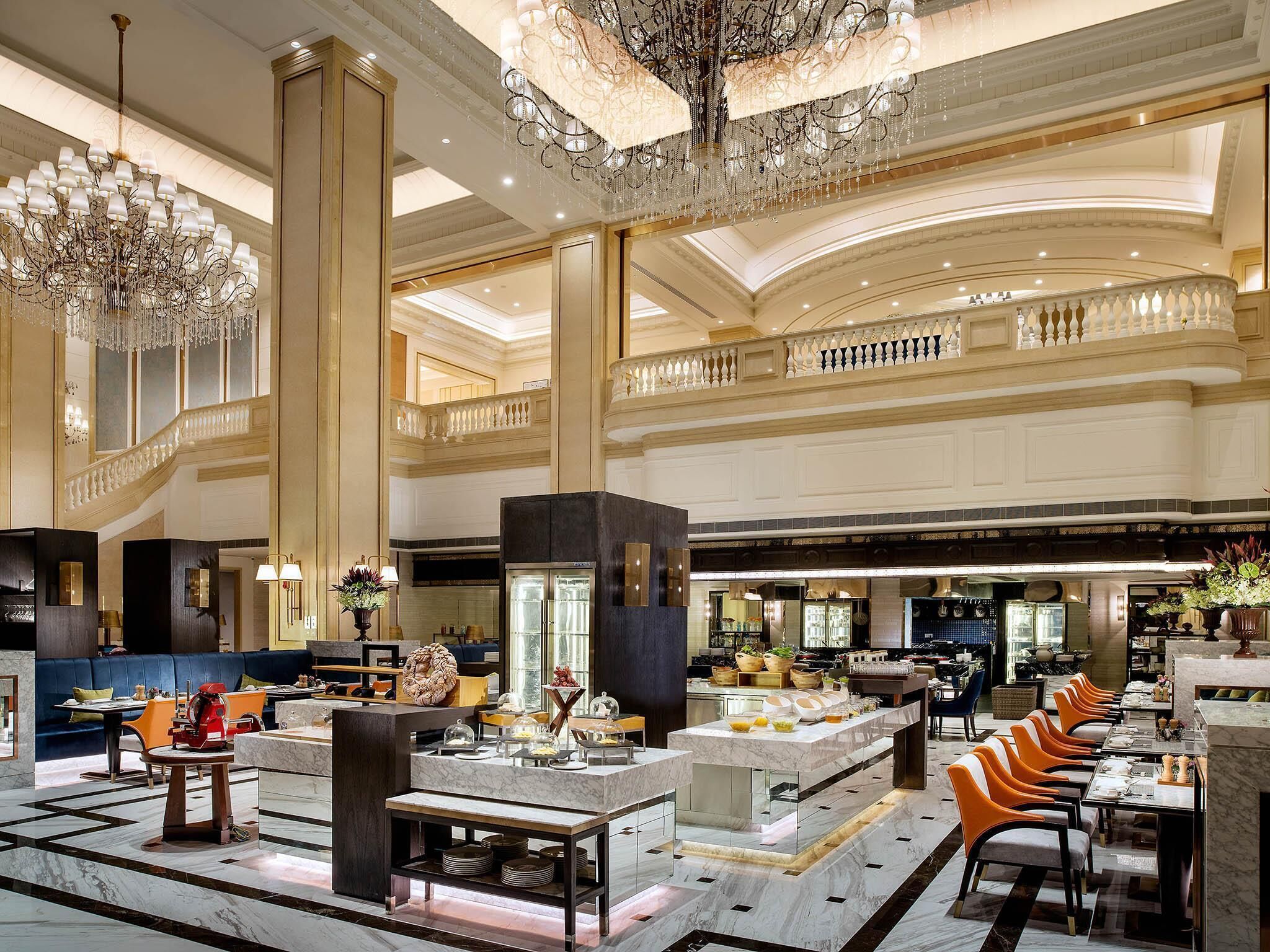 3 restaurants; lunch and dinner served